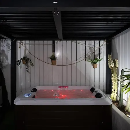 Holiday home Jacuzzi Prive & Cinema - Maison Romantique Agde