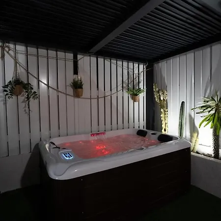 Holiday home Jacuzzi Prive & Cinema - Maison Romantique