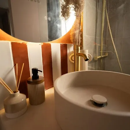 Holiday home Jacuzzi Prive & Cinema - Maison Romantique Agde