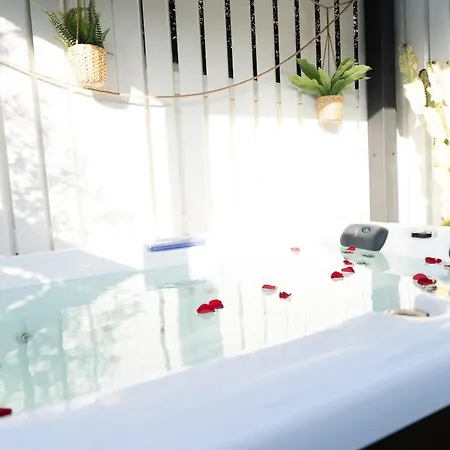 Jacuzzi Prive & Cinema - Maison Romantique Holiday home
